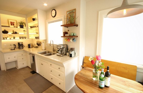 Sunset Hill House | Entire House 1920s Charm Privacy Fully Fenced Dogs EV Charger