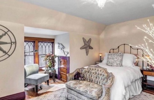 Green Bay Bed & Breakfast | [Entire House] Historical (1896) Georgian Revival Manor in Green Bay