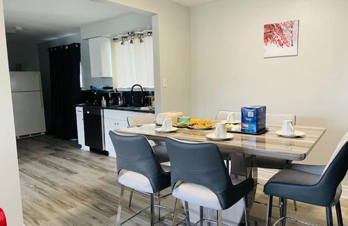 Ajax Apartment | Entire House :Quiet Spacious House by the Lake and Park