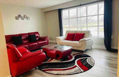 Ajax Apartment | Entire House :Quiet Spacious House by the Lake and Park