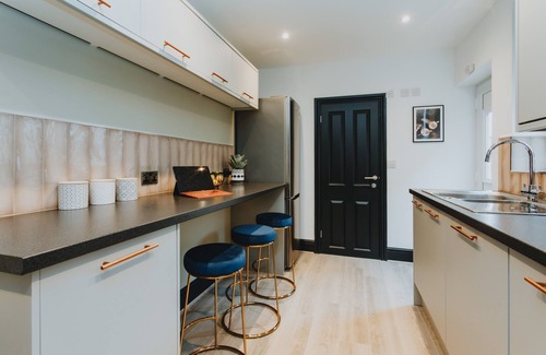 Rugby House | ENTIRE HOUSE WITH PARKING IN RUGBY