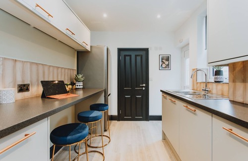 Rugby House | ENTIRE HOUSE WITH PARKING IN RUGBY