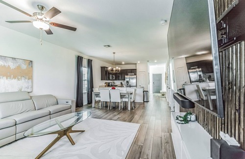 Del Valle House | Entire modern home, 4BR/2.5B, Near Airport & COTA