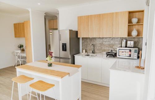 Banora Point House | Entire Unit 11 kms to Gold coast Airport for family holidays 04 Beds 2 rooms