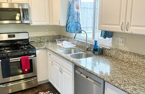 Encanto House | Entire Vacay Home "10 miles from Downtown" - 7 Beds 3 Rooms 2 Bath - Full Garage