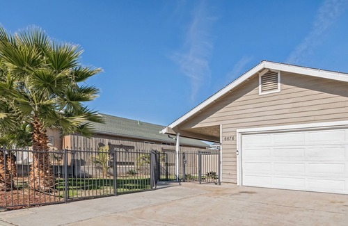 Encanto House | Entire Vacay Home "10 miles from Downtown" - 7 Beds 3 Rooms 2 Bath - Full Garage