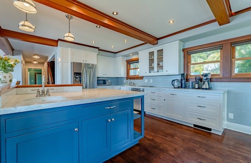 Trinidad House | Epic view on ocean bluff, pickleball, park-like yard, fast WiFi, Craftsman home