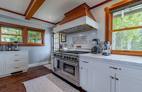 Trinidad House | Epic view on ocean bluff, pickleball, park-like yard, fast WiFi, Craftsman home