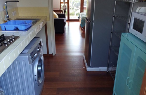 Punaauia House | Equipped studio with pet-friendly garden area close to foodtruck for dinner.