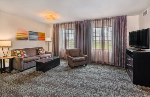 Bismarck Condo | Equipped Suite with Conference Space | Free Daily Breakfast + Indoor Pool