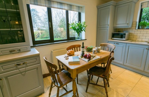 Holyhead Apartment | Erw Fach - a sea view that sleeps 9 guests in 4 bedrooms