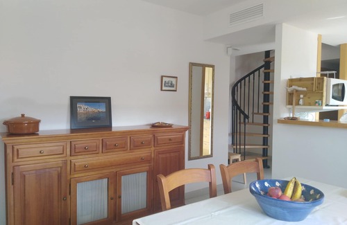 L'Escala Apartment | Escala Duplex 6 P in luxury residence! Swimming pool, BBQ, games, parking, airco