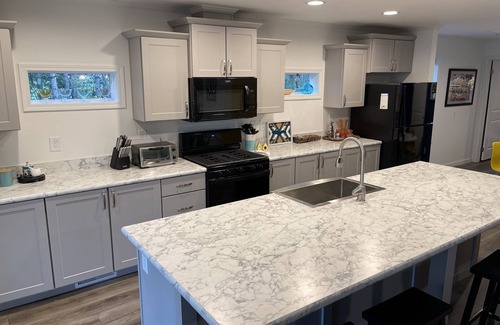 Gladstone House | Escanaba River Modern Retreat 10 Min to Town