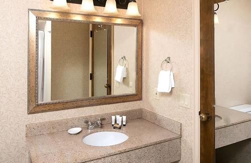 Redding Resort | Escape The Hustle and Bustle! Outdoor Pool, Close to Redding Convention Center