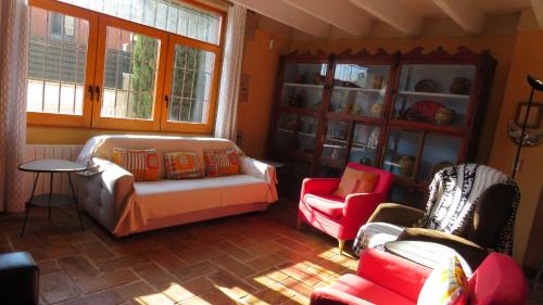 Avinyonet de Puigventos House | Escape to a Spacious Retreat with Jacuzzi & BBQ