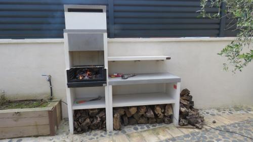Avinyonet de Puigventos House | Escape to a Spacious Retreat with Jacuzzi & BBQ