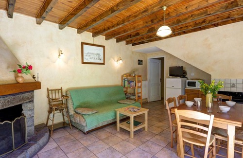 La Versanne Cottage | Escape to Nature: Charming Cottage with Fireplace, Games Room, and WiFi