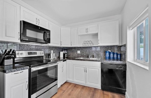 Boulevard Heights House | Escape to Private Poolside Bliss