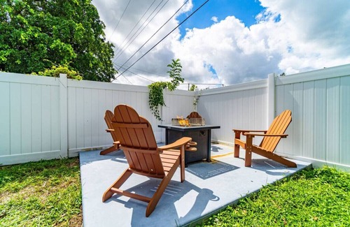 Boulevard Heights House | Escape to Private Poolside Bliss