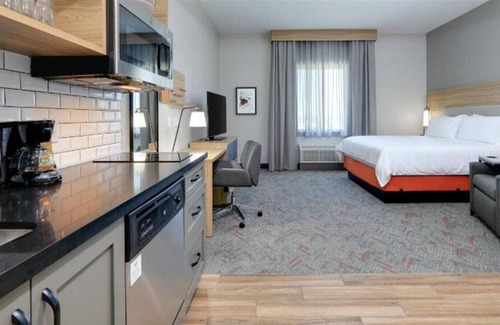 Hurst House | Escape to Sumptuous Studio Suite! Pets Allowed