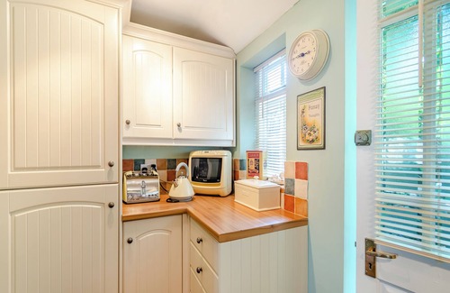 Slingsby Cottage | Escape to this charming holiday cottage nestled amidst picturesque landscapes.