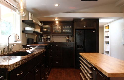 Kutras House | Escape to this Redding 3-Bedroom home with Outdoor Pool and Spa