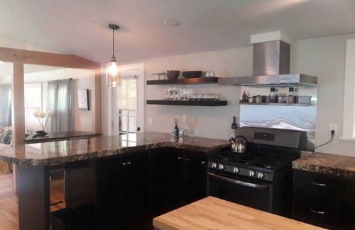 Kutras House | Escape to this Redding 3-Bedroom home with Outdoor Pool and Spa