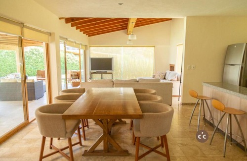 El Santuario House | Espectacular Casa con Vista al Lago Enorme Jardín