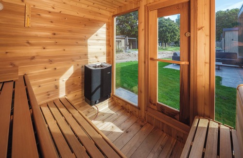 Lieren House | Essenburgh: Spacious and stylish home for 6 people with three bedrooms, a modern kitchen, a cozy outdoor space, and a private hot tub for ultimate relaxation. Enjoy luxury and nature in the Veluwe.