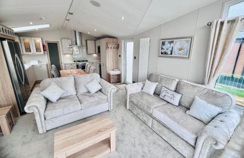 Skegness Resort | Etna Laurels at the peaceful Cherry Lea Holiday Park and Fishing Lake