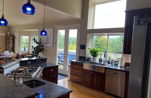 Alvadore House | Eugene, OR Near Track City UO Hayward Hult Ctr Matthew Knight Hospitals Coast