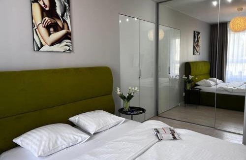 Tomaszow Mazowiecki Apartment | EUROPA22 "Apartament Delux" z wanną - CENTRUM MIASTA balkon z widokiem na park i staw z fontannami