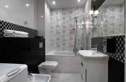 Tomaszow Mazowiecki Apartment | EUROPA22 "Apartament Delux" z wanną - CENTRUM MIASTA balkon z widokiem na park i staw z fontannami