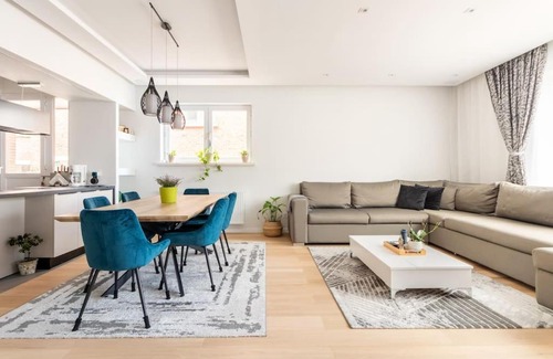 European Quarter Apartment | European heart 2-bedroom flat.