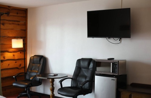 Tomahawk Hotel | Every Room with a Beautiful View of The Wisconsin River *