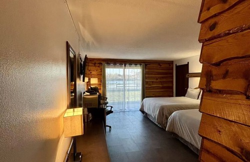 Tomahawk Cabin | Every Room with a Beautiful View of The Wisconsin River *