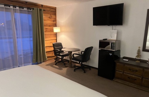 Tomahawk Cabin | Every Room with a Beautiful View of The Wisconsin River *