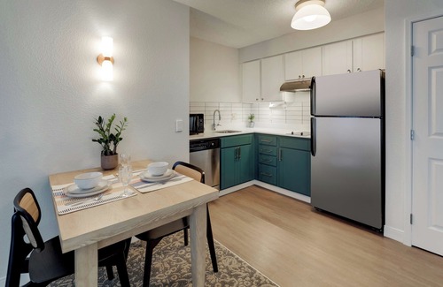 Sorrento Valley Hotel | Everything You Need For The Perfect Vacation! Heated Outdoor Pool, Pets Allowed!