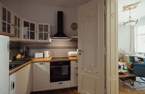 Zeitz Apartment | Exclusive Arthur vacation apartment in a historic townhouse in a prime central location!
