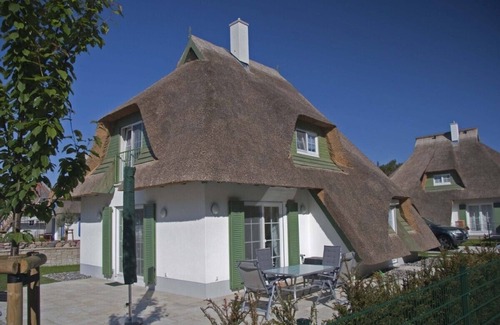Peenemuende House | Exclusive holiday home with thatched roof, right by the sea and on the beach behind the dune