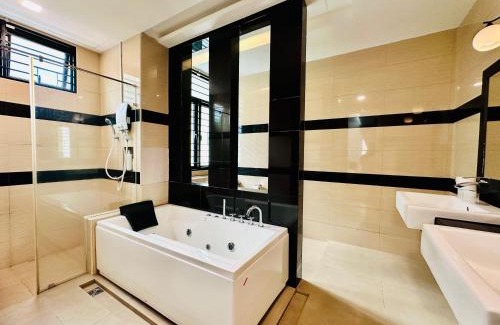 Batu Ferringhi Villa | Exclusive Luxury 2MIN Walk to Beach & Night Market