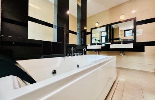 Batu Ferringhi Villa | Exclusive Luxury 2MIN Walk to Beach & Night Market