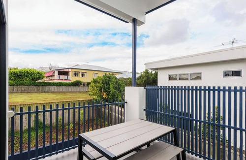Bulimba Apartment | Executive 2BR Bulimba Apartment Across from the Park on Oxford St