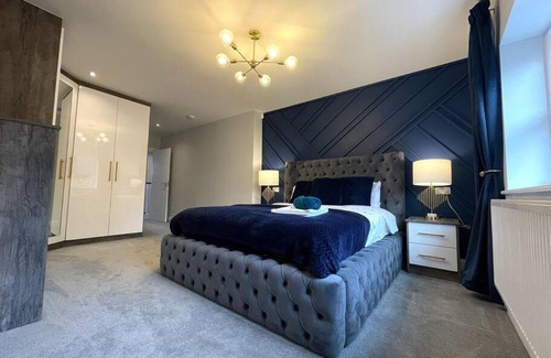 Woking Apartment | Executive 4 Bedroom Cottage in the heart of Surrey