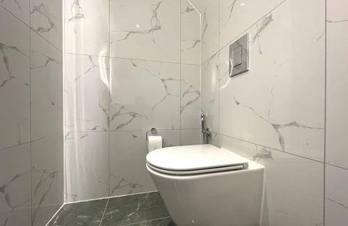 Woking Apartment | Executive 4 Bedroom Cottage in the heart of Surrey