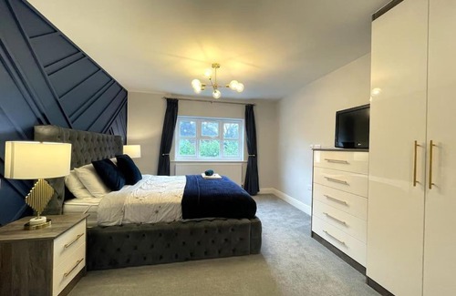 Woking Apartment | Executive 4 Bedroom Cottage in the heart of Surrey