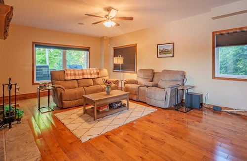 Lanark Highlands House | Executive 4 Season Lake House