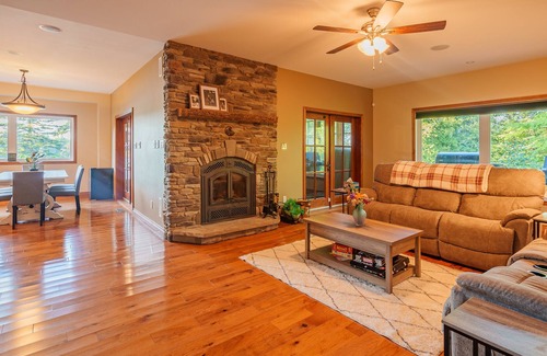 Lanark Highlands House | Executive 4 Season Lake House