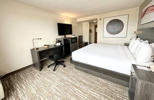 Southwest Area House | Executive suite w/private bath