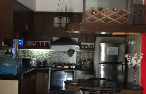 Taguig House | Executive Village Vacation house near BCG & airport with big space.